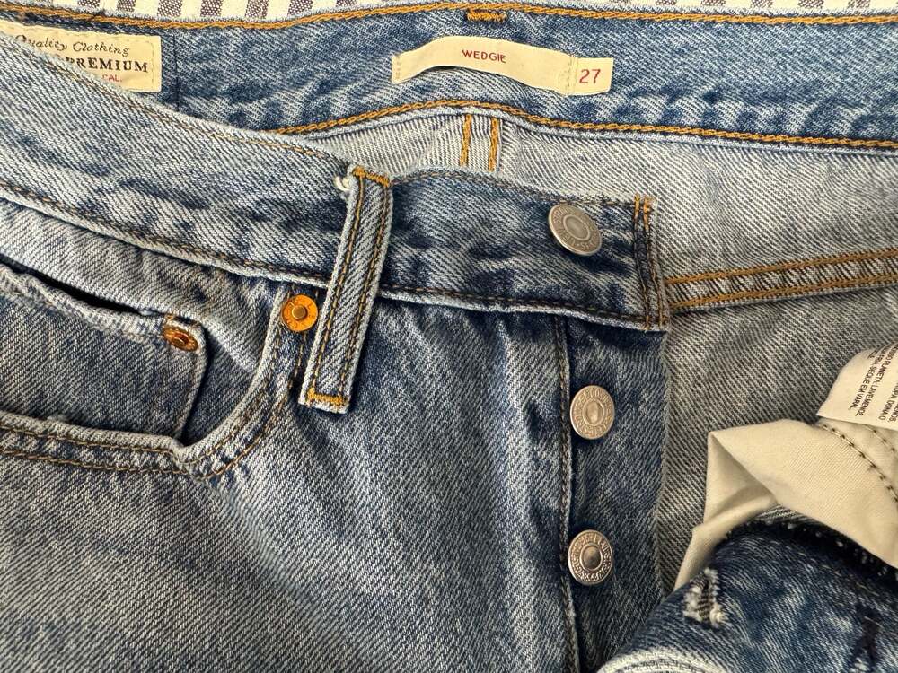 Levi's Premium Wedgie High Rise Tapered Jeans in Light Wash - Women's Size 27 - Picture 10 of 11